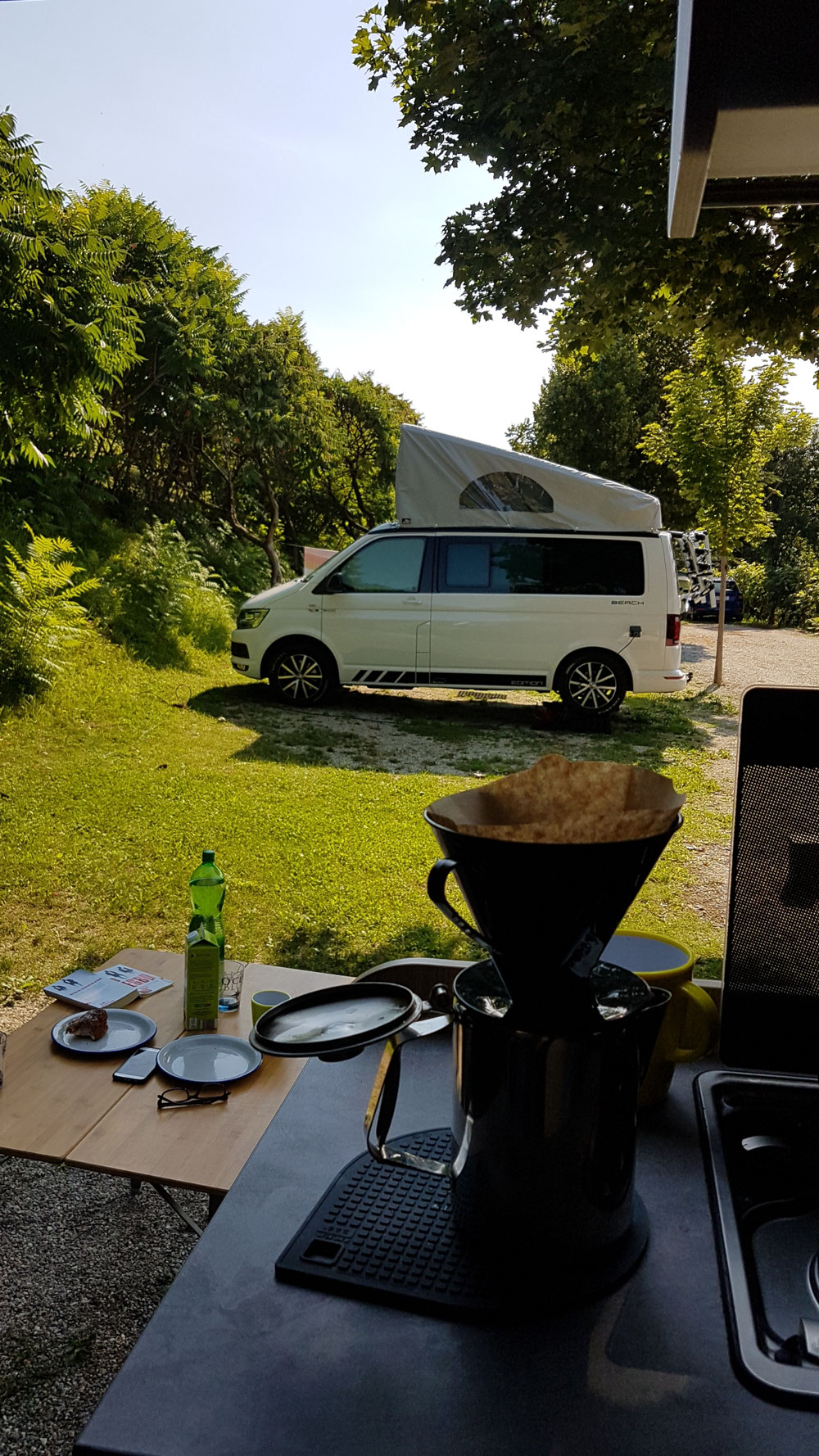 Frühstück mit Gebäck vom Café