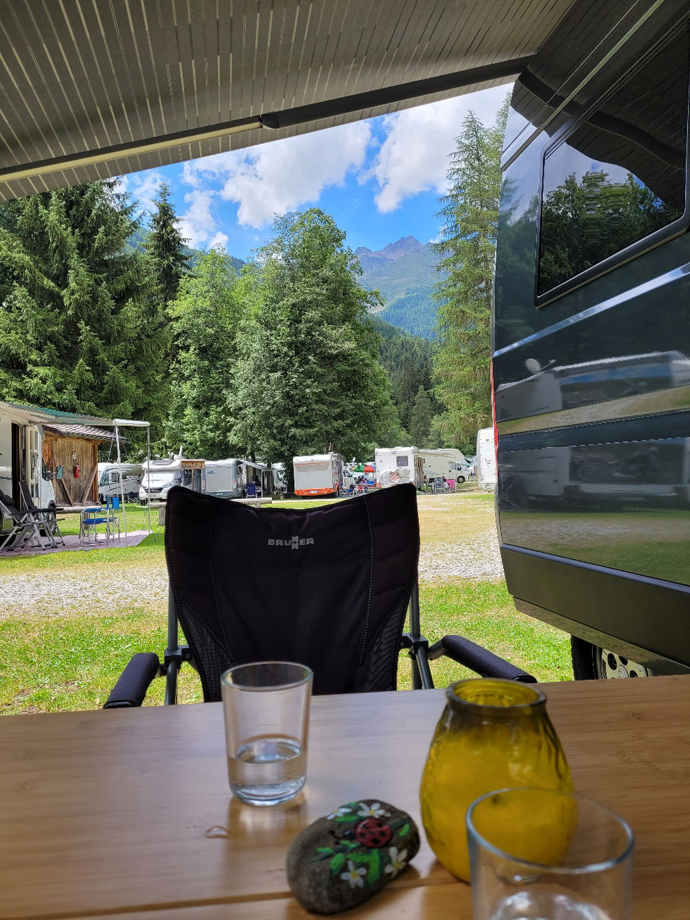 Wunderschöner Blick auf die Berge von unserem Platz aus