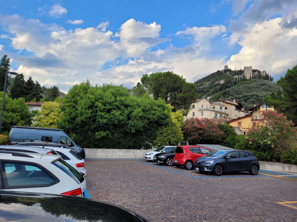 Mit Luigi zur Pizzeria, Blick auf Burg Arco