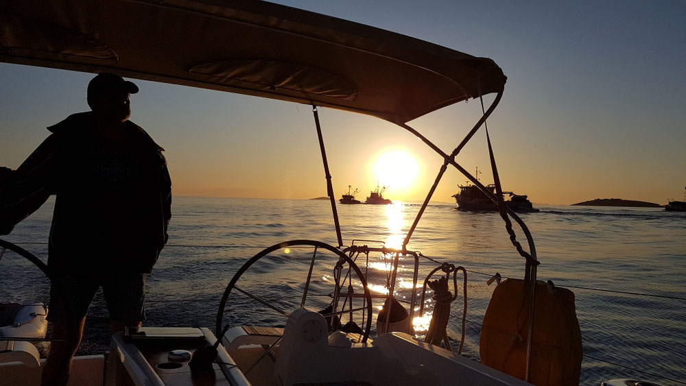 Wir kommen in der Bucht an, die Fischer fahren aufs Meer zur Arbeit