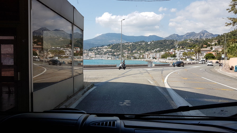 Französischer Grenzübergang mit Blick auf Menton