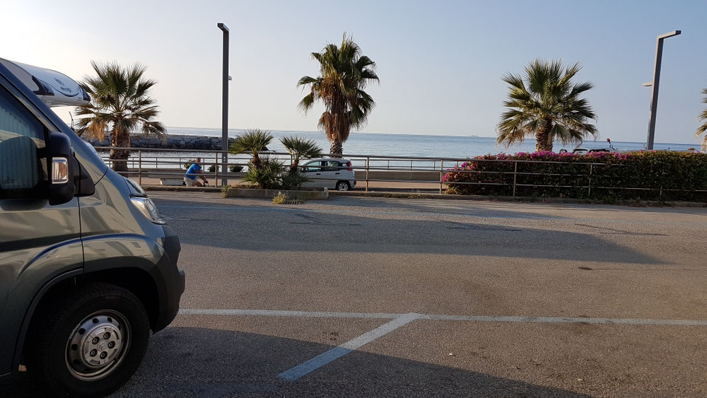 Unser Stellplatz mit Blick aufs Meer, Sonnenaufgang knapp versäumt 😁