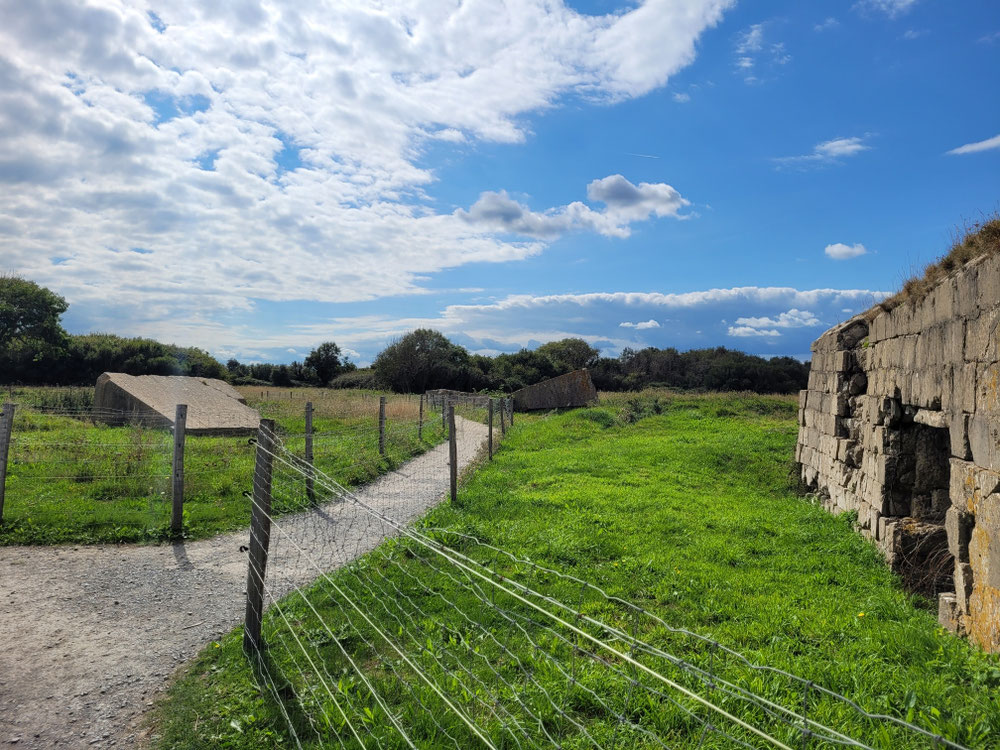 Geprägte Landschaft: Krater und Bunker