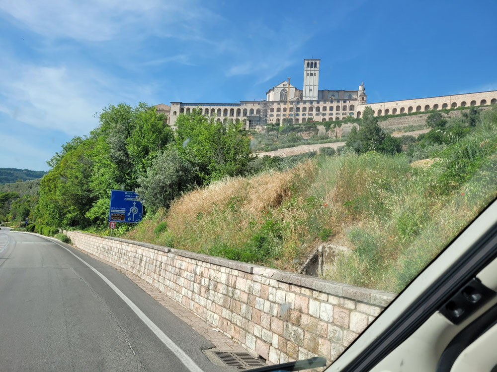 Assisi,  Parkplatz auskundschaften