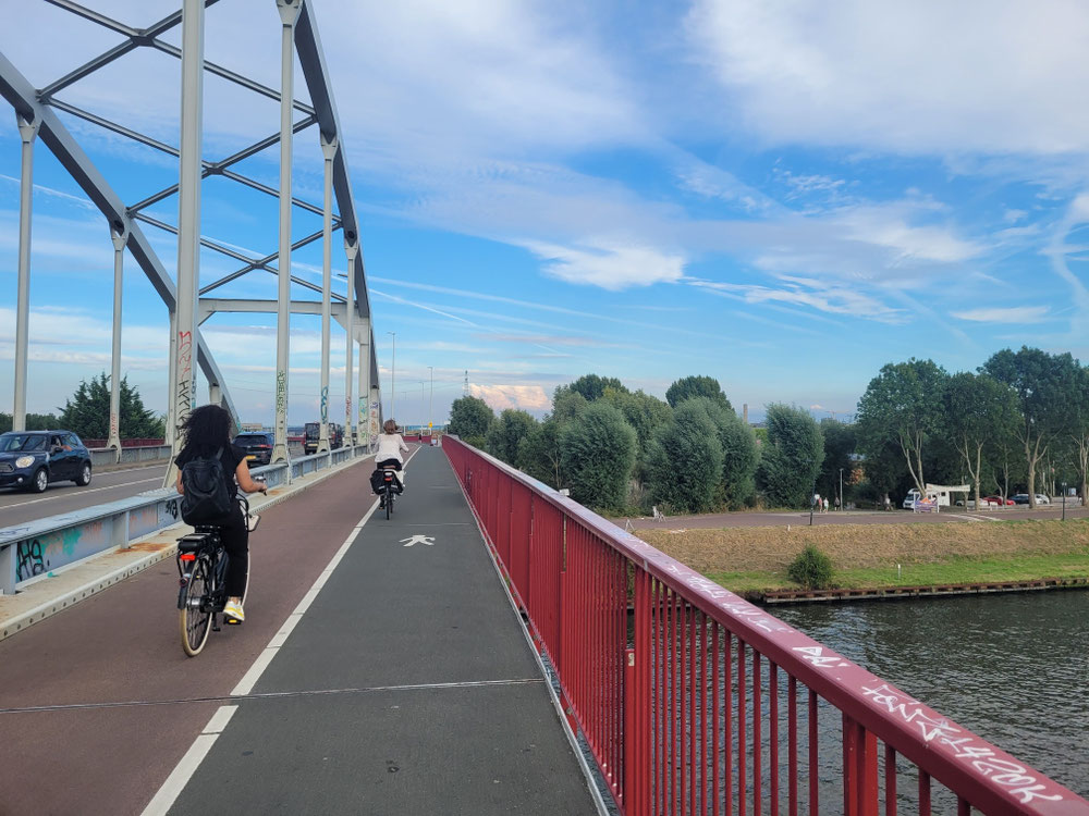 Amsterdamsebrug mit Fietsen und Blick auf den Campingplatz