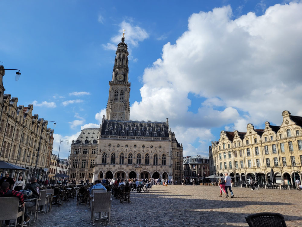 Place des Heros und Rathaus