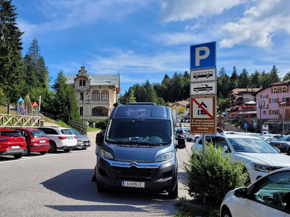 Voller Parkplatz - nur mehr hier war frei