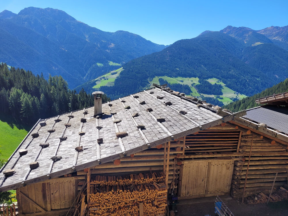 Typisches Schindeldach im Ultental