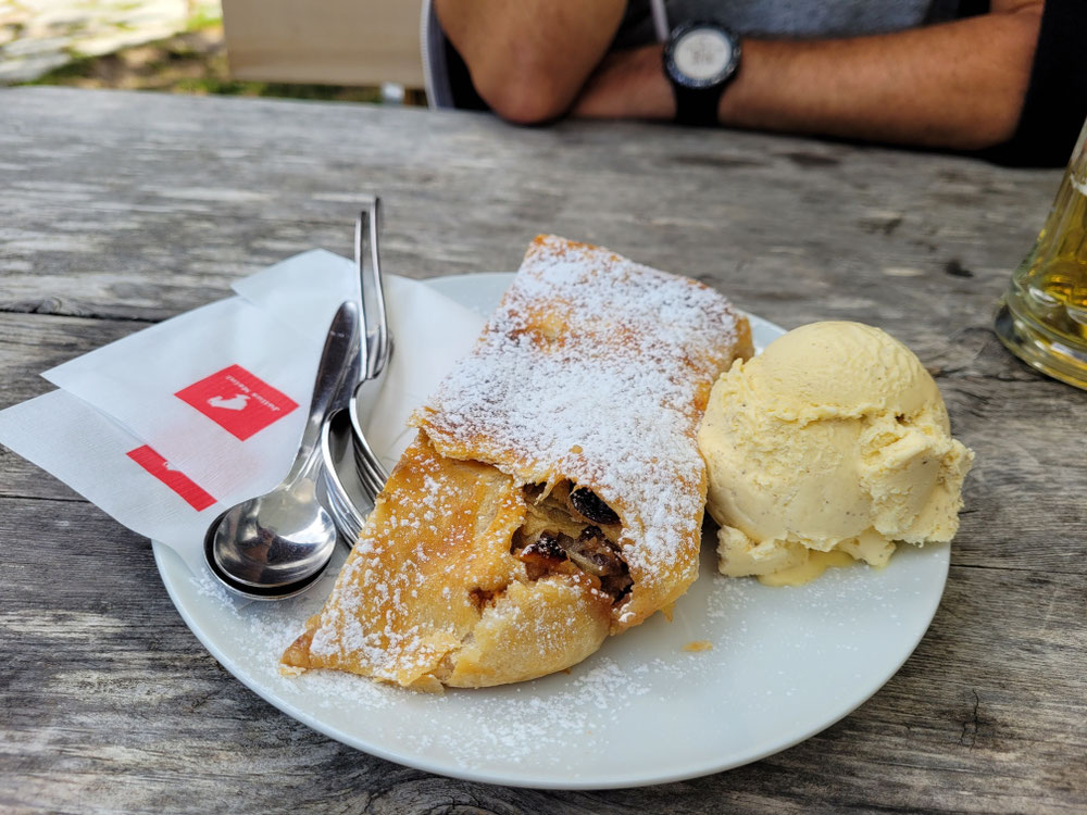 und Apfelstrudel mit Vanilleeis