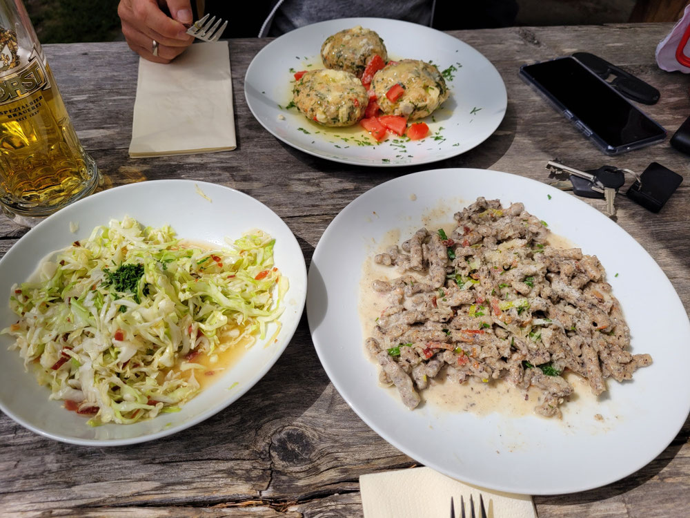 Chili canederli, Krautsalat und Buchweizenspätzle