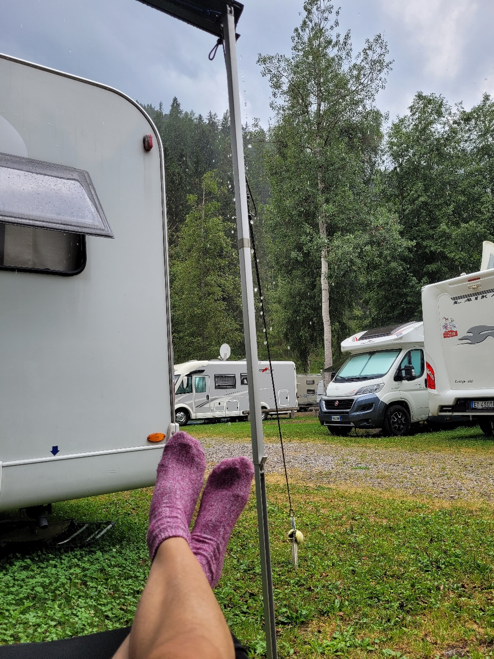 Socken, passend zur Heidi Combo, hören wir im Regen unter der Markise zu