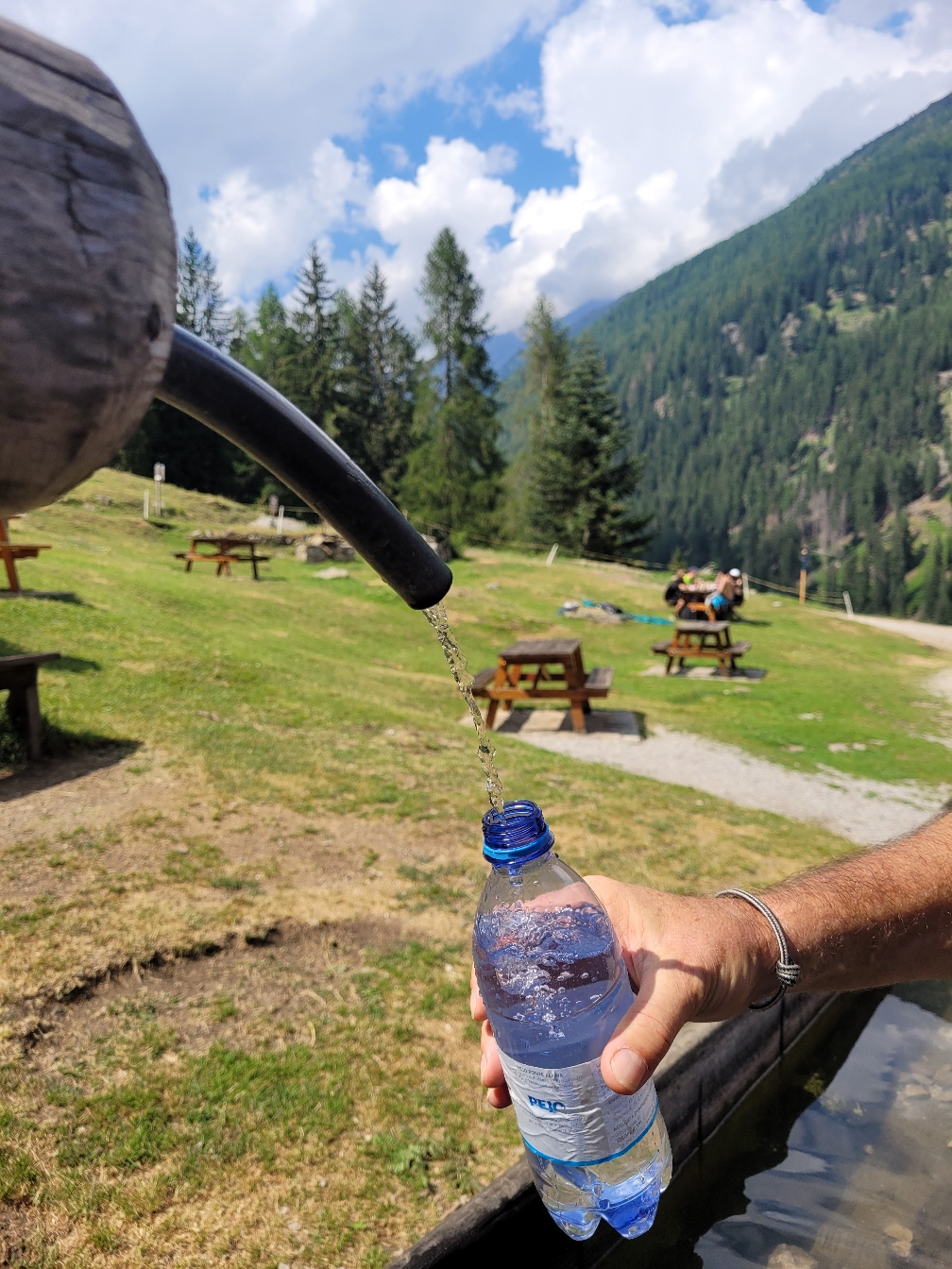 Am Ziel, Quellwasser bei der Malga Fratte Bassa extrem gut!