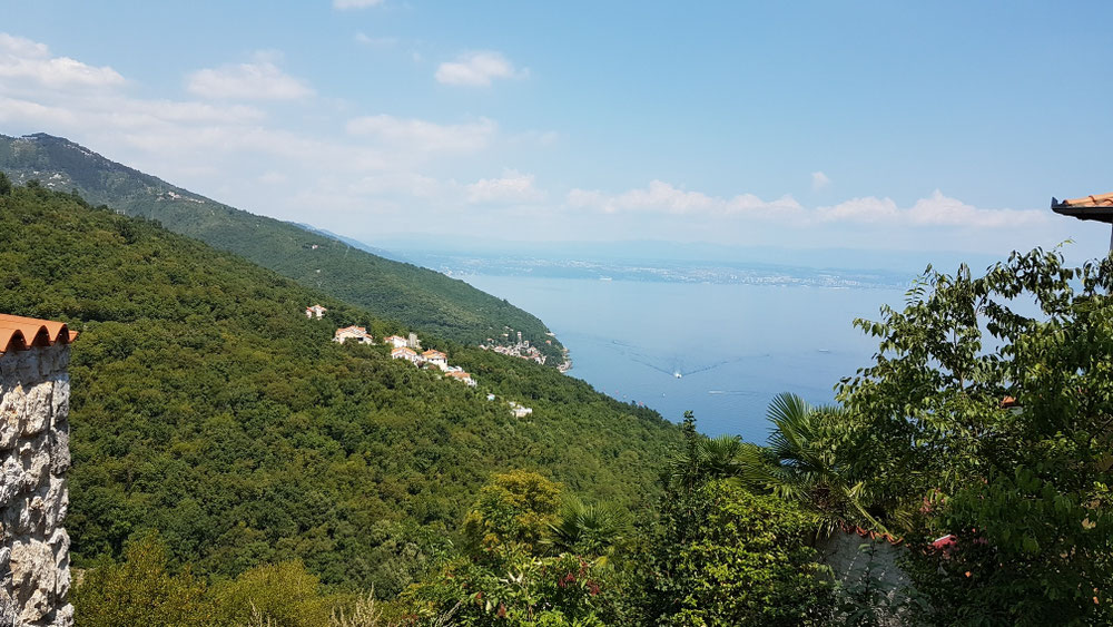 Von Mošćenice Blick auf Mošćenička Draga, wo der heutige Campingplatz liegt