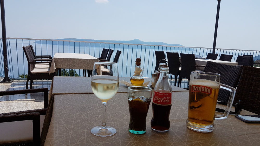 Stärkung in Mošćenice mit Blick auf Cres